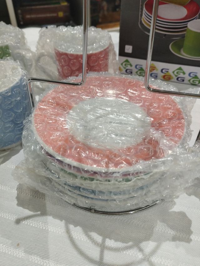 Tazze da tè con supporto e piatti