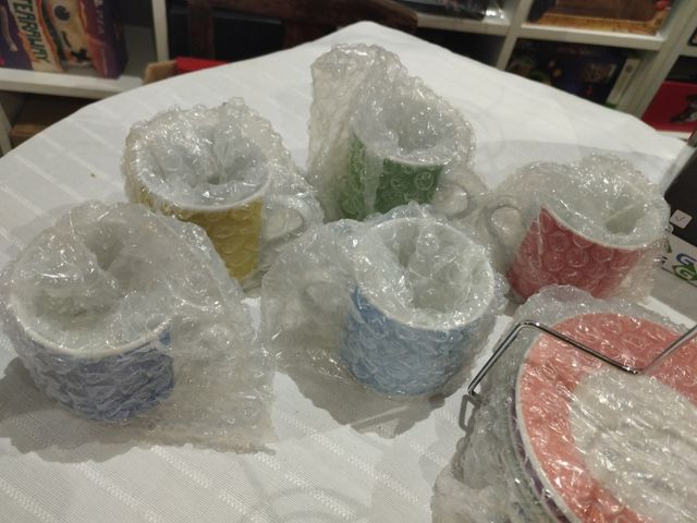 Tazze da tè con supporto e piatti