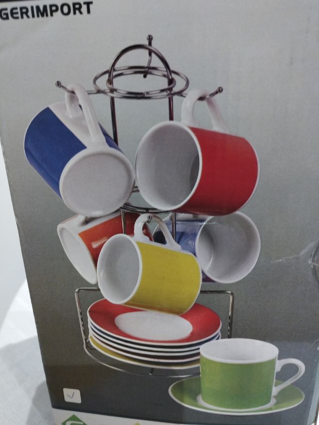 Tazze da tè con supporto e piatti