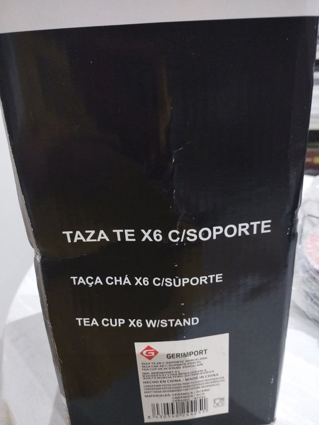 Tazze da tè con supporto e piatti