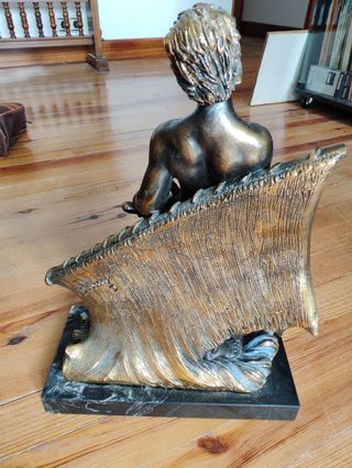 Figura de marinero de bronce