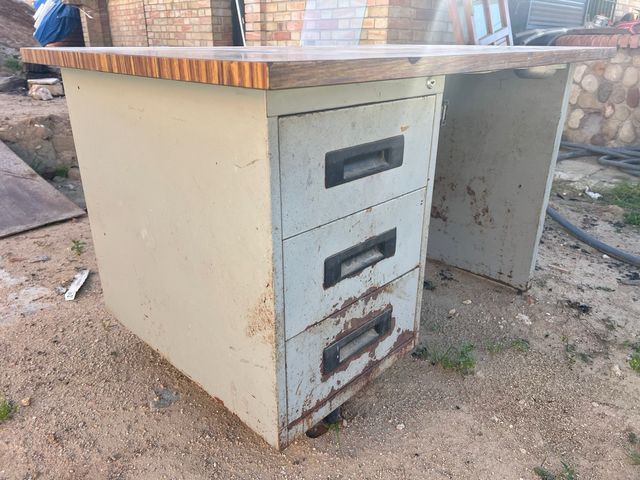 Antigua mesa industrial metalica vintage