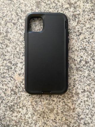 Funda iPhone 11 armadura resistente sin usar