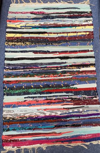 Alfombra multicolor.