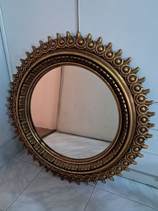 Espejo dorado con aplique de luz