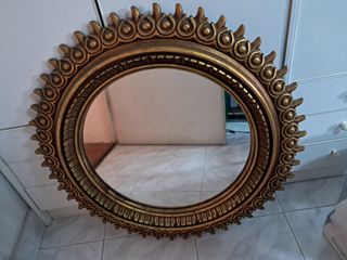 Espejo dorado con aplique de luz