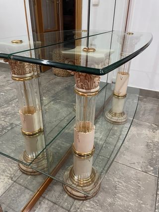 Recibidor de cristal con columnas