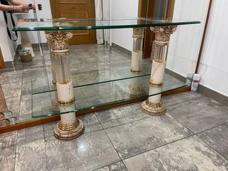 Recibidor de cristal con columnas