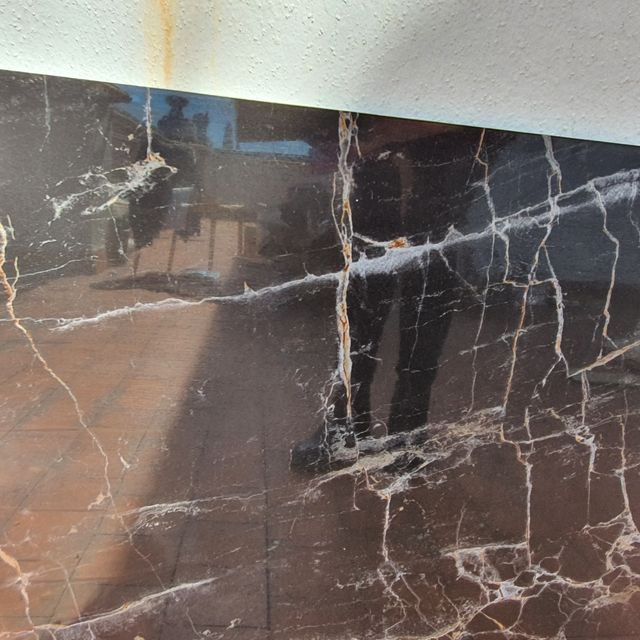 Rebajado. Porcelanico negro imitación marmol