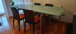 Mesa extensible de 1,60 de largo x 90 de ancho.