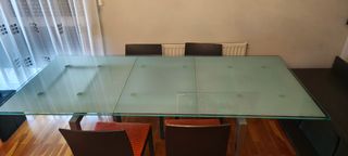 Mesa extensible de 1,60 de largo x 90 de ancho.