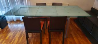 Mesa extensible de 1,60 de largo x 90 de ancho.