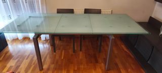 Mesa extensible de 1,60 de largo x 90 de ancho.