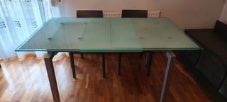 Mesa extensible de 1,60 de largo x 90 de ancho.