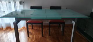 Mesa extensible de 1,60 de largo x 90 de ancho.