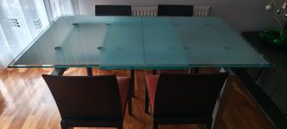 Mesa extensible de 1,60 de largo x 90 de ancho.