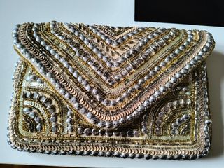 Bolso con cuentas y abalorios 