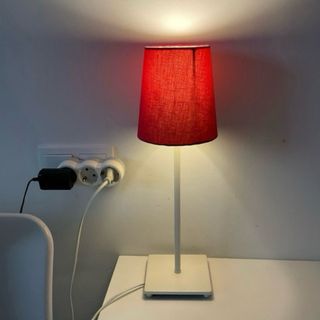 Lámpara de mesita de noche roja de Ikea