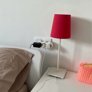 Lámpara de mesita de noche roja de Ikea