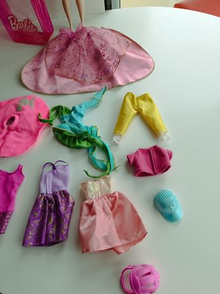 Barbie con ropa y accesorios