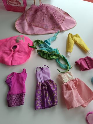 Barbie con ropa y accesorios