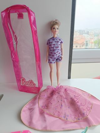 Barbie con ropa y accesorios