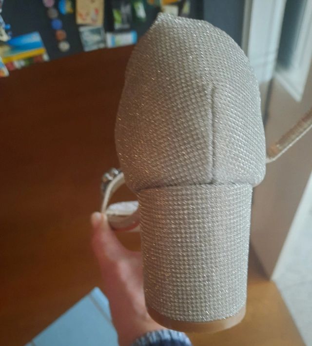 Sandalias doradas con pedrería