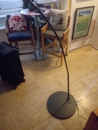 GRAN LÁMPARA DE PIE DE HIERRO FORJADO