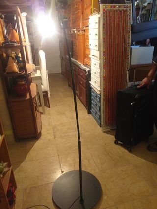 GRAN LÁMPARA DE PIE DE HIERRO FORJADO