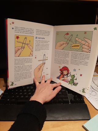 Libro de magia (Kika Superbruja / Kika Super Witch) (Spanish Edition)