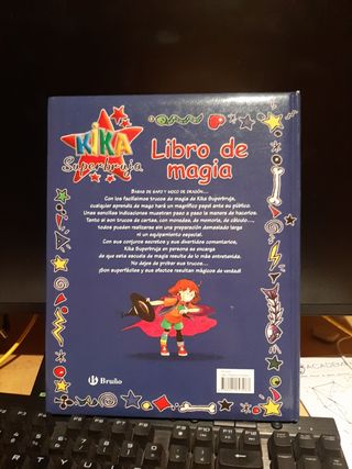 Libro de magia (Kika Superbruja / Kika Super Witch) (Spanish Edition)