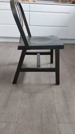 Ocho sillas grises de IKEA de madera maciza.