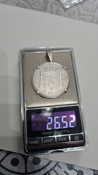 Colgante con moneda falsas isabel II