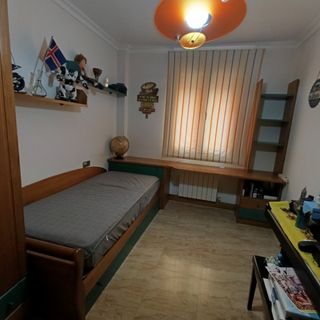 Letto estraibile, scrivania e mensole