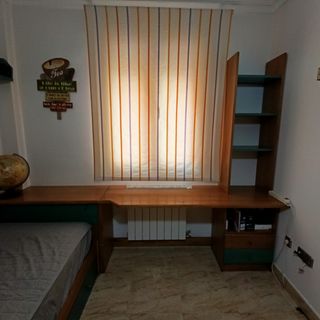 Letto estraibile, scrivania e mensole