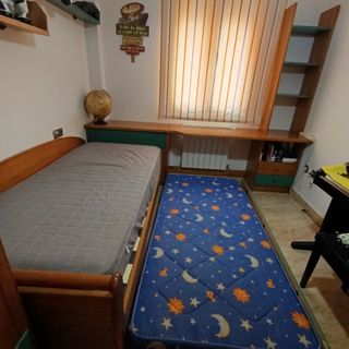 Letto estraibile, scrivania e mensole