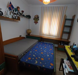 Letto estraibile, scrivania e mensole