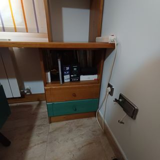 Letto estraibile, scrivania e mensole