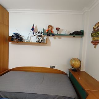 Letto estraibile, scrivania e mensole