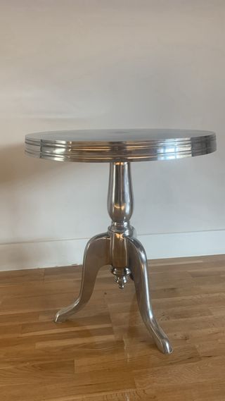 Mesa auxiliar redonda de metal cromado