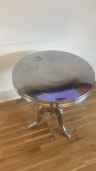 Mesa auxiliar redonda de metal cromado