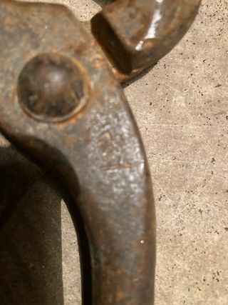 Tenaza antigua Palmera y antiguo calibre