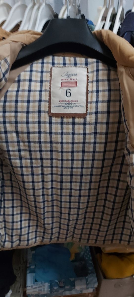 Abrigo guateado marca Tizzas talla 6