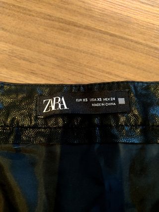 Falda efecto piel Zara y camiseta
