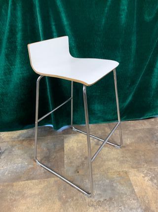 TABURETE ALTO METAL CON ASIENTO EN MADERA.