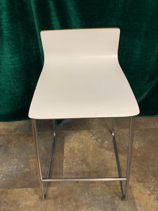 TABURETE ALTO METAL CON ASIENTO EN MADERA.