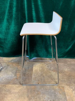 TABURETE ALTO METAL CON ASIENTO EN MADERA.