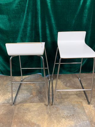 TABURETE ALTO METAL CON ASIENTO EN MADERA.