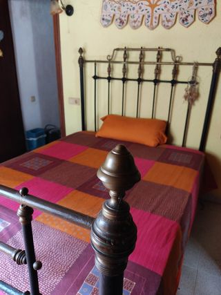 Cama antigua de hierro fundido y cobre