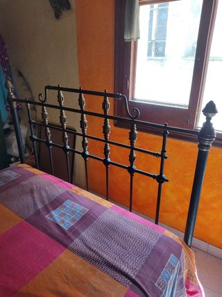Cama antigua de hierro fundido y cobre